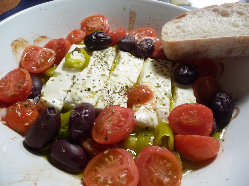 Saganaki: Gebratener Feta mit Oliven, Peperoni und Tomaten ...