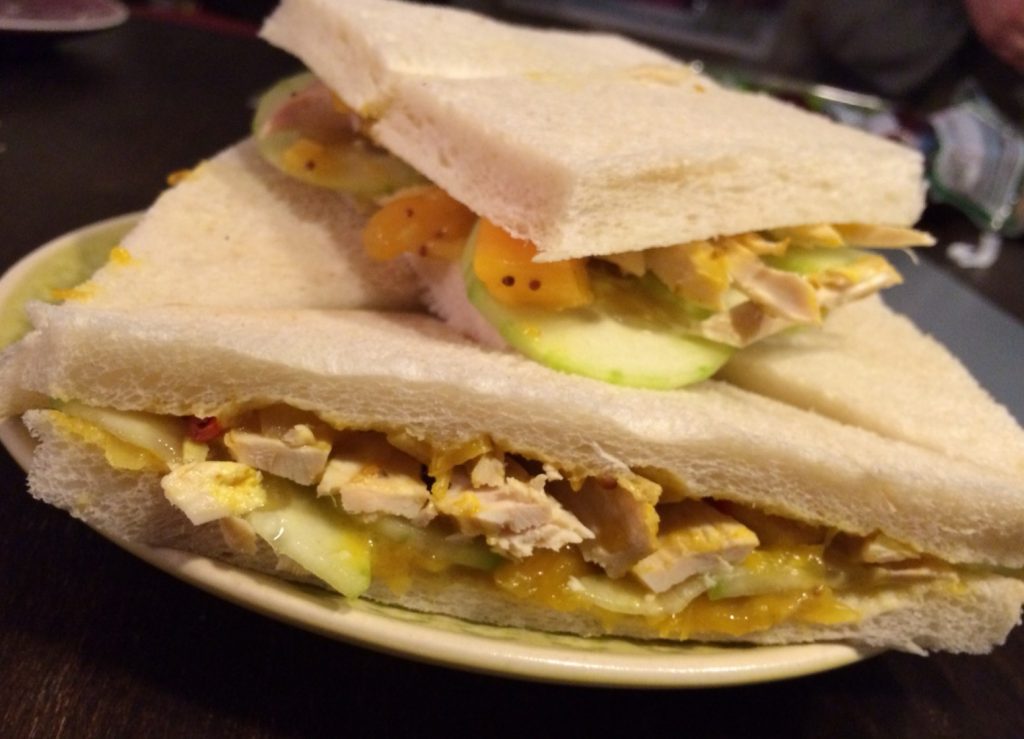 Sandwich mit Huehnchen und Mango-Chutney.