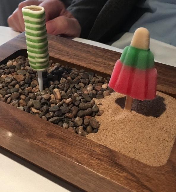 Twister und Dolomiti a la Blumenthal. Mit dem Hinweis: "Don't eat the pebbles. They're real!"