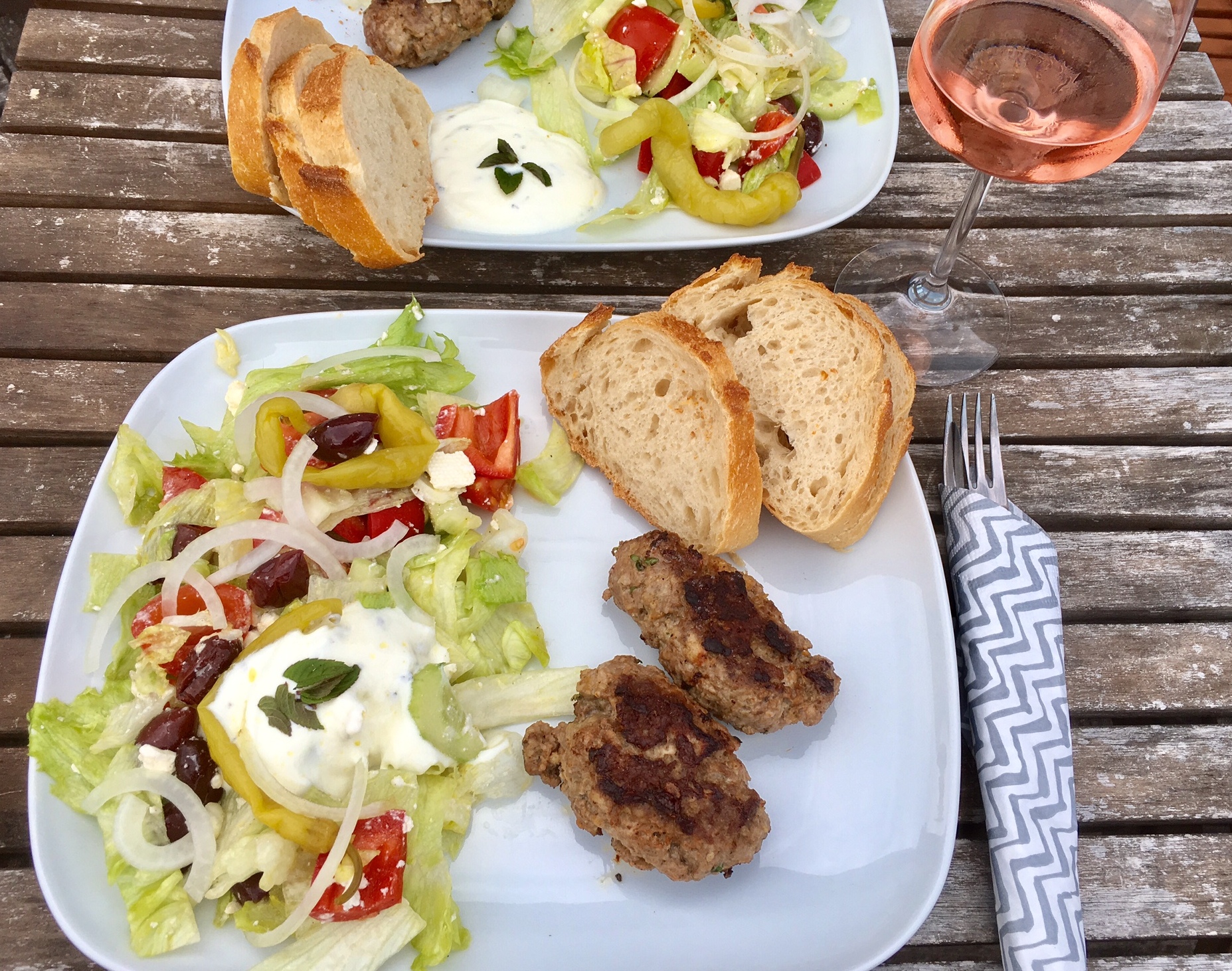 Köfte Choriatiki griechischer Salat und Hackbällchen Rezept German Abendbrot