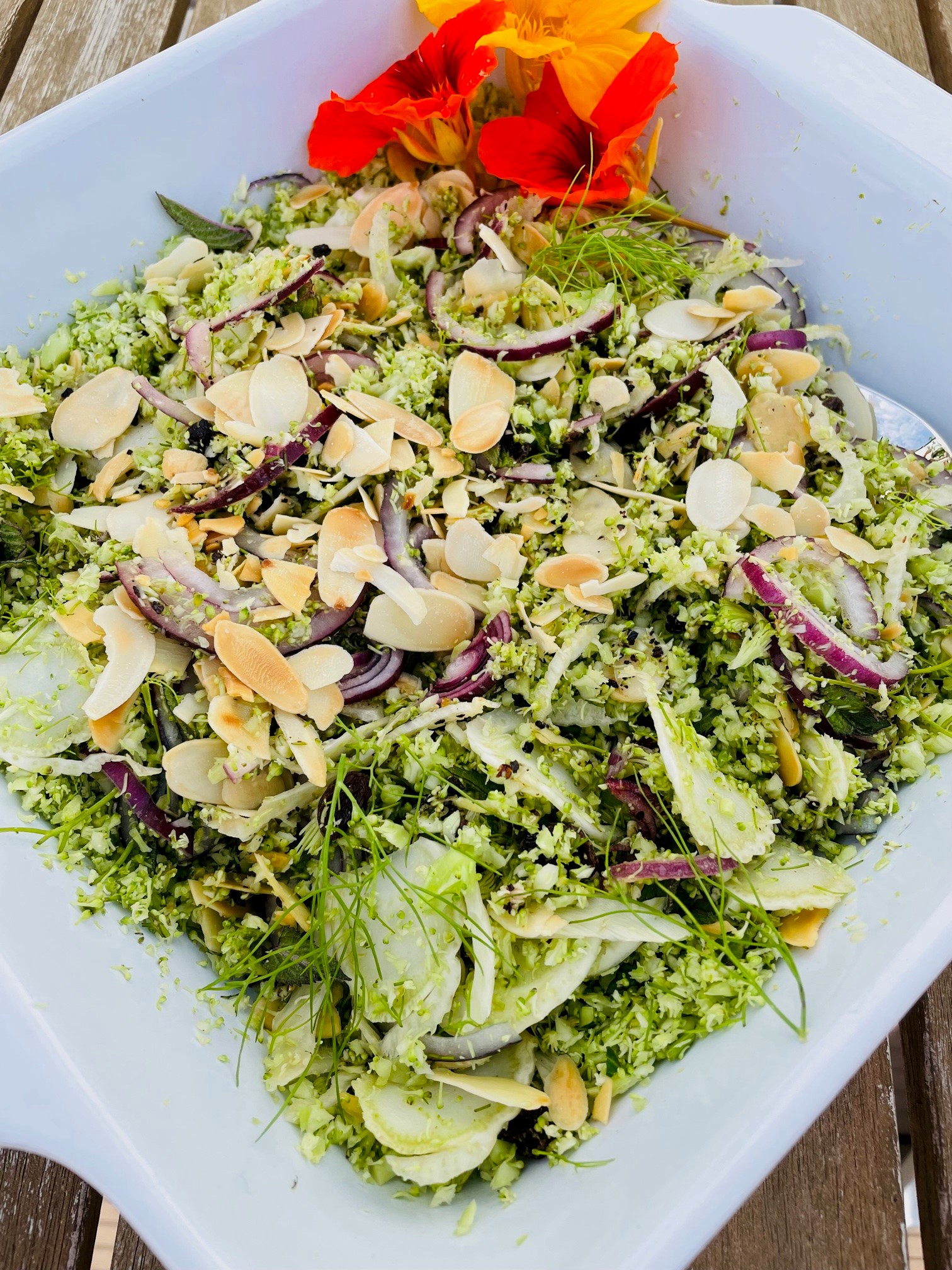 Brokkoli-Salat mit Fenchel und Kapuzinerkresseblüten.