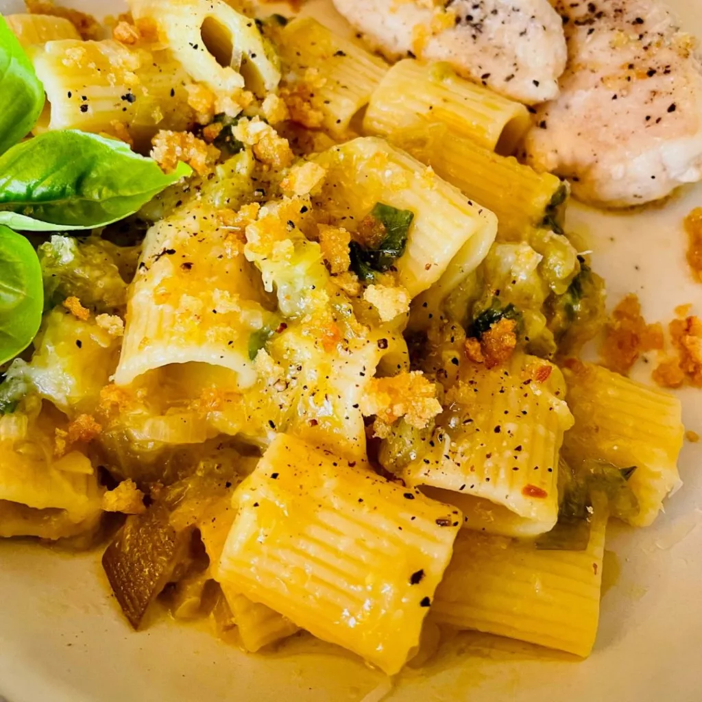 Pasta mit Zucchini und geröstetem Brot, German Abendbrot Rezept.